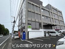 サロンド ユニバース(salon de universe)/青い自動販売機が目印です☆