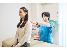 整体院智(TOMO)/肩の高さをチェックして改善へ