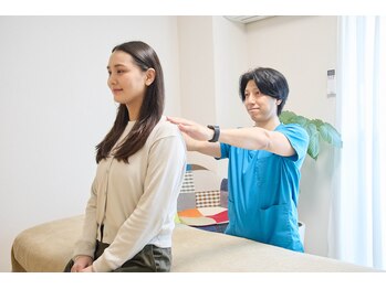 整体院智(TOMO)/肩の高さをチェックして改善へ