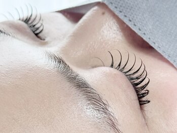 エムドット(m.)の写真/持続力が高いのが自慢!まつ毛の状態に合わせて丁寧に装着していくのでモチ◎自まつ毛が少ない方にも◎