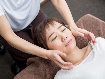 AZ美 整体院の写真/【国家資格取得者】が行う小顔矯正でむくみやたるみを改善◎お肌の土台を整えて、憧れの小顔へ!