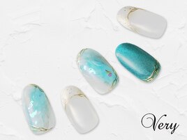 涼し気カラーのニュアンスネイル