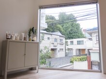 ダブリューズビューティールーム マヒナネイル(W's Beauty room/MAHINA nail)の雰囲気(窓から美容祈願が出来る隠田神社の大銀杏。秋には黄色い景色に。)