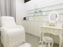 ラ シュープリーム(La SUPREME)の雰囲気（完全個室でかわいいドレッサーとリクライニングチェア♪）