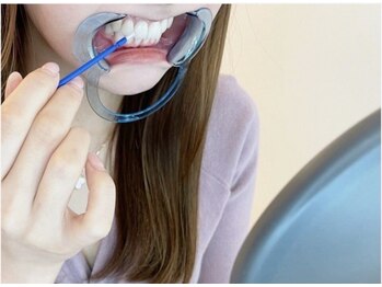 エクシア 伊勢店 サロンルナ/5.歯に溶剤(ジェル)を塗る