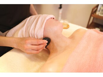 トコ(toko)/ホットストーンで首のつらさを