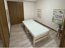 オクト 四日市(OCTO.)の雰囲気（施術部屋。白を基調とした落ち着いた空間）