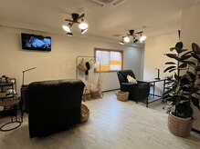 ビネル(BINEL)の雰囲気（1席に1台壁掛けテレビ付きです！）