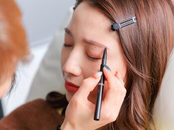まゆ毛サロン Mayuka 豊橋東脇店の写真/眉迷子の方、必見!!美容師免許保有の凄腕スタッフがあなたの理想の美眉を再現☆ワンランク上の仕上がりに♪