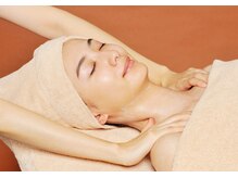 『リフトアップ＆肩首ほぐしトリートメント』でゴリゴリに硬くなった肩や首筋を超絶手技でほぐしケア