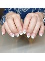 ブルジェネイル ネイル(BOURGE nail)&nbsp;雲のような白いフレンチと一粒のパーツが、ポップな印象です。