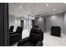 ザサードヘアー メンズアイブロウ船橋店(THE 3rd HAIR)の雰囲気（カーテンで仕切られた半個室　リクライニングソファでくつろげる）