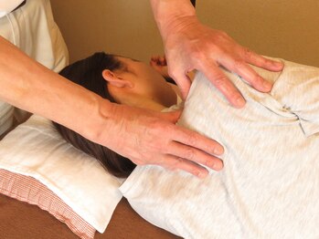 朝日鍼灸マッサージ治療院/首肩こりをほぐします。