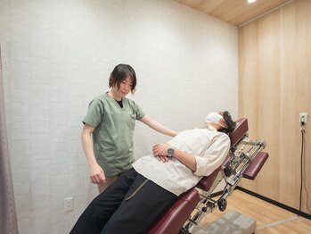 くすの樹接骨院 整体院 吉野ヶ里院/施術風景[骨盤矯正/姿勢矯正]