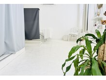 シンプルにこだわった店内/通いやすい料金設定