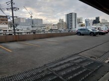 ブリエ(BRILLER)の雰囲気(駐車場はコインランドリー過ぎて左折した【屋外駐車場】です。)