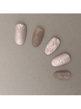 ユイットジョアーズ(Huit Jours)/冬のキラキラネイル