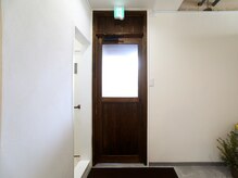 ナヤ(naya)の雰囲気（【入り口】木の扉が目印です）