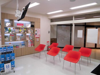 ほねつぎ月が丘はりきゅう接骨院/広々とした待合で女性から人気