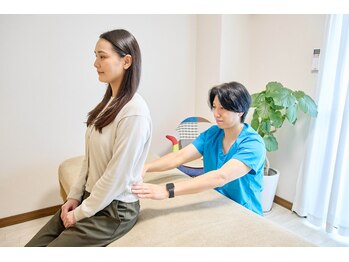 整体院智(TOMO)/骨盤の高さをチェックして改善へ