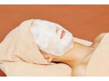 『天然保湿パック』で肌を鎮め、『セラミド保湿』で美しくツヤのある肌を長時間キープ