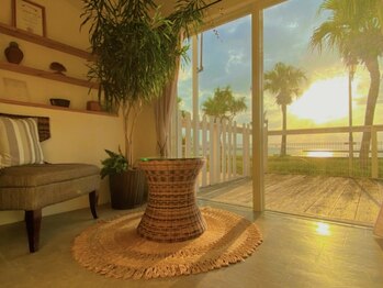 リゾートサロンドマーレ(Resort Salon de MARE)の写真/【究極の癒し空間】種類豊富なアロママッサージが大人気！施術後は沖縄の海を眺めながらカフェタイムも♪