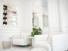 ギノーアンスティテュ パリ 六本木ヒルズ店(GUINOT INSTITUT PARIS)の雰囲気（広々とした店内でハーブティを楽しみながらおくつろぎください♪）