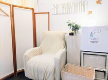 オルタナの雰囲気(待合室冷蔵庫にペットボトルの水をご用意。ご利用ください。)