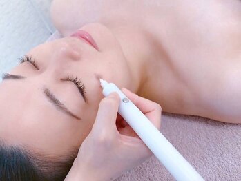サロン ド ビューティー ラ デュースの写真/最新シミケア専用機器でピンポイントに狙ってシミケア!もう悩まない!スッピンも怖くない!+小顔マッサージ付