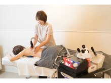 あるある整骨院アンドビューティー/背中筋膜リリース+ハンド技術
