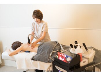 あるある整骨院アンドビューティー/背中筋膜リリース+ハンド技術
