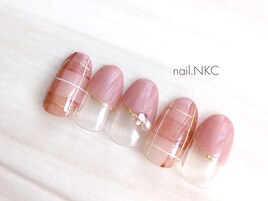 大人可愛いチェックネイル