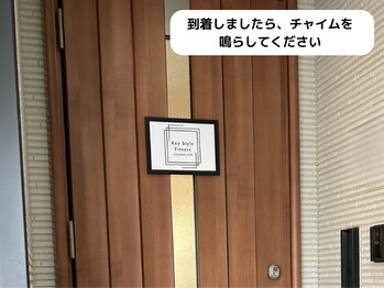 キースタイルフィットネス/ドア前に案内表示