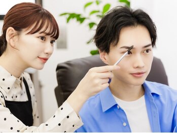 ブロウズ 新宿西口店(BROWS)の写真/国家資格保有★大人気の眉毛スタイリングは30分 ￥3980！しかもリピートする度に￥500お得に！垢抜け◎