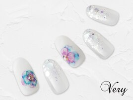 涼しげなフラワーネイル