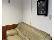 個室ソファでお子様も同室でお待ちいただくことができます。