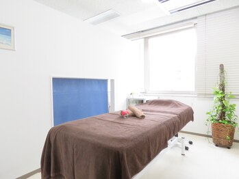 サロン リスペクト(Respect)の写真/骨格似合わせ眉×顔&うなじWaxで美肌革命◎植物由来WAXと光ケアで特別なイベント前に艶肌へ◎完全個室完備!