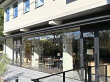 グルナデ(grenade)の雰囲気（正面玄関はcoffeeBASEカフェ。木のオブジェ前でお待ちください。）