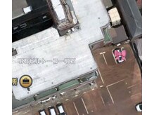 大通りから入りましたら画像のリボンの駐車場をご利用ください。