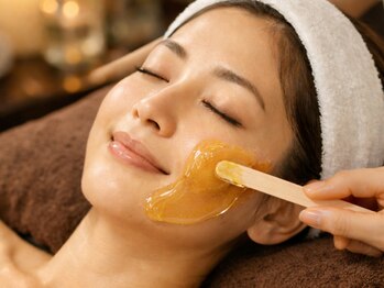 ビューティルーム アム(BEAUTY ROOM amu)の写真/フェイシャルWAX☆産毛ゼロで真のツヤ肌へ◇同時に眉毛も整えて洗練された印象に◎