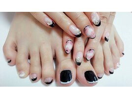 大人かわいいフラワーネイル