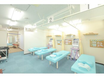 金森整体院 土呂/内観：清潔感のある明るい院内