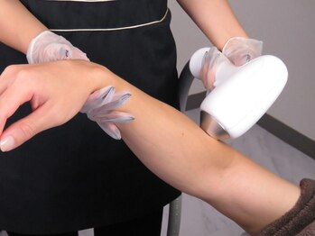 シャイン(SHINE)/腕脱毛 施術風景