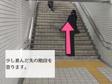 少し進み階段を上ります♪