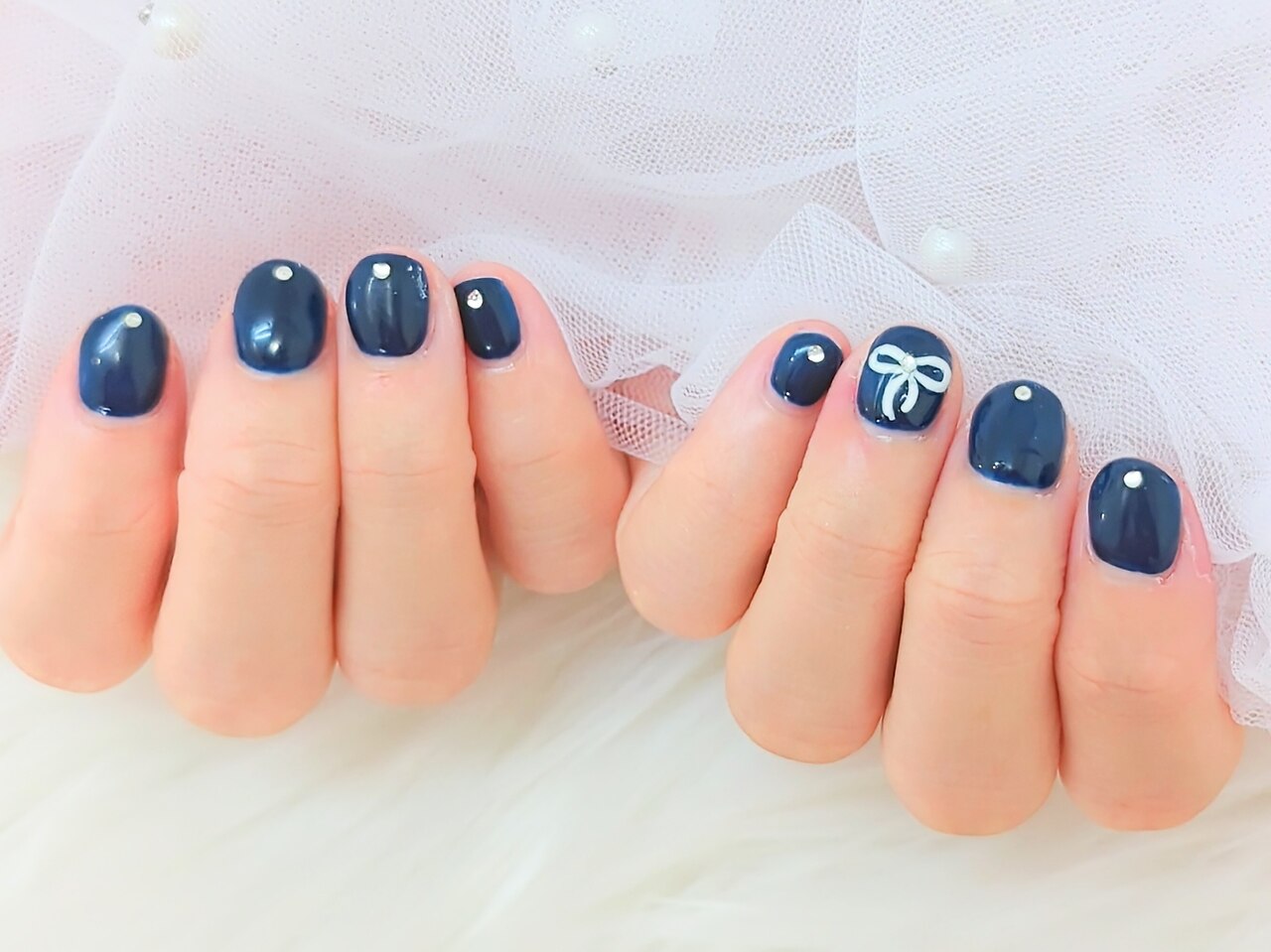 2025年-2026年冬トレンド】ネイビー リボン ハンドのネイルデザイン集