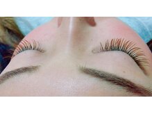 ひとみぷらす/カラーエクステもおまかせあれ！