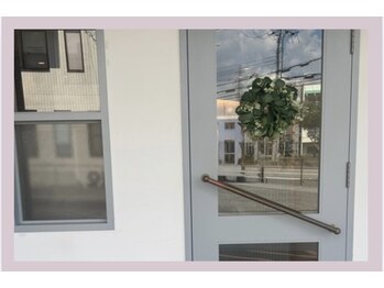 ミロワール(Miroire)/グレーのドアとリースを目印に