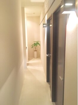 アルファイン マテリアル店/サロン内廊下