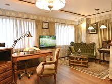 ライノネイル 天王町の雰囲気（イギリスアンティークの家具に囲まれてくつろげる空間）