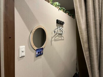 仙豆のちから 札幌大通店/個室内の簡易鏡用意